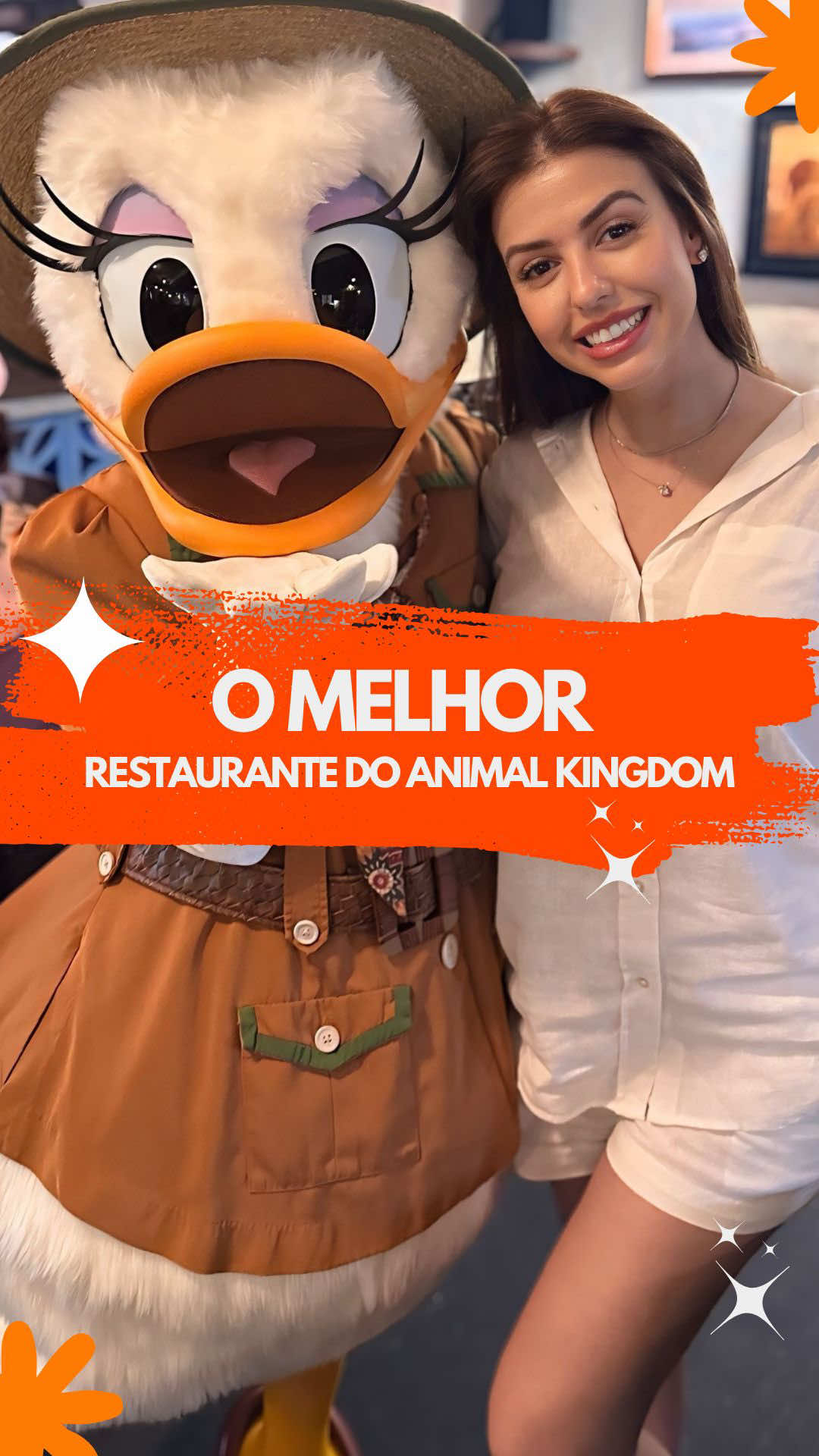 🍽️✨ Refeição com personagens no coração da África? É no Tusker House, no Animal Kingdom! Esse restaurante temático oferece um buffet delicioso com opções para toda a família — tudo isso enquanto você encontra o Mickey, Donald, Pateta e Margarida com roupinhas de safári 🐘🦒 📲 Essa é uma opção com serviço de mesa, então será necessária reserva antecipada. Cuidamos disso pra vc!  #AnimalKingdom #TuskerHouse #CaféComPersonagens #DisneyTips #OrlandoComCrianças #guiamentoemorlando #guiamento virtual