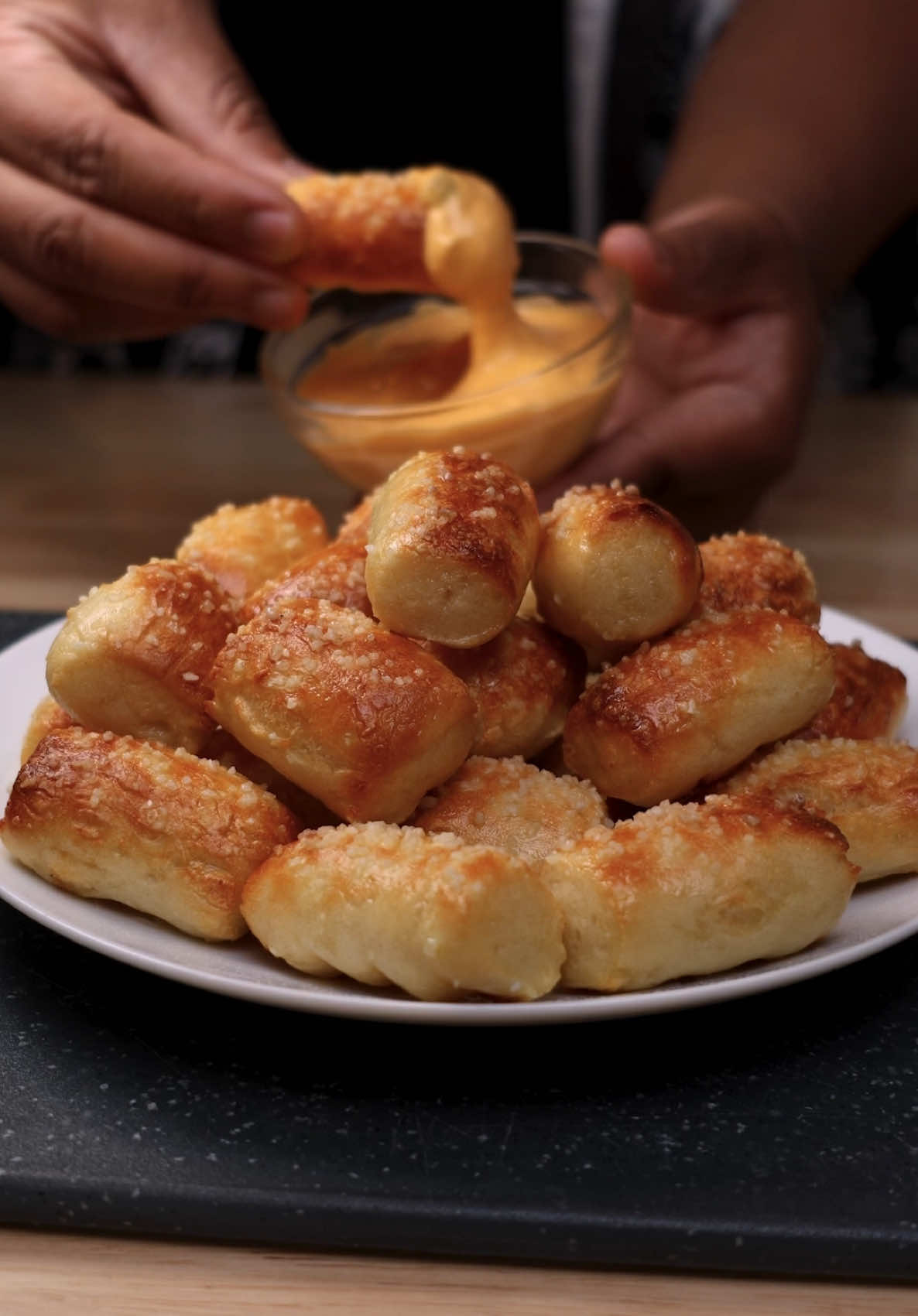 cookwithquise Pretzel Bites  (Makes 24 Bites) Macros per Pretzel: 40 Calories | 7.5g Carbs | 0g Fat | 2.4g Protein Ingredients: 240g Self Rising Flour 250g Plain Nonfat Greek Yogurt 46g Egg Beaters Pretzel Salt Instructions: In a large bowl add Flour & Yogurt. Knead together into a dough ball. Divide into 4 smaller dough balls. Roll them out until elongated. Slice 6 bites out of each pretzel rod. Top bites with egg beaters & pretzel salt. Bake at 400 for 25 Minutes. Serve & Enjoy! #pretzels #pretzel #snacks #snack #highprotein #highproteinrecipes #healthyrecipes #EasyRecipe #Recipe #recipes #mealideas #dessert #desserts #dessertrecipe #dessertideas #proteindessert 