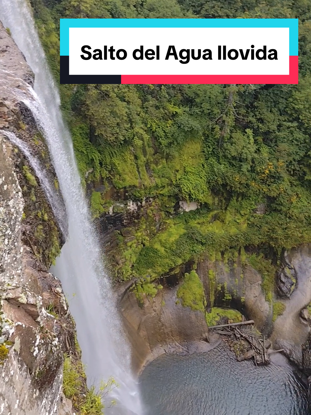 Es una impresionante cascada azul turquesa de casi 100 metros de caída libre, formada por los arroyos Las Playas y El Infiernillo, afluentes de la Cuenca Alta del Río Acaponeta, que descarga sus aguas en la costa del Océano Pacífico en el estado de Nayarit. Al chocar los vientos al suroeste con la caída del agua, forman una brisa que baña a los visitantes, quienes podrán observar un arcoiris, al atravesar los rayos del sol en el agua. #durango #saltodelaguallovida 