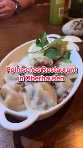 Bin heute zum ersten Mal in diesem polnischen Restaurant in Oberhausen gelandet – obwohl ich da schon sooo oft vorbeigefahren bin 🙈 Und was soll ich sagen? Richtig positiv überrascht! Der Laden ist mega groß, innen wie außen richtig viele Plätze. Die Kellnerin? Super gut drauf und mega freundlich – sowas erlebt man echt selten! 💯 Das Essen? Einfach nur top, Hausmannskost wie bei Mama 🇵🇱🔥 Und ja, billig Bier gibt’s auch 😅 Nur kleiner Tipp: Küche hat nur bis 21 Uhr auf! Wer kennt den Laden schon? 📍 Altmarkt 3, 46045 Oberhausen #polnischesessen #polnischesrestaurant #oberhausen #oberhausenrestaurant #piroggen #rinderrouladen #polen #foodspotnrw #nrwfoodspot #fy #foryou #foryourpage #food #restaurantempfehlung #viralvideo #viral 
