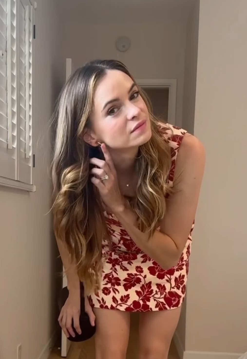 keeping accessories simple when wearing a bright floral print.  #OOTD #datenight #grwm 