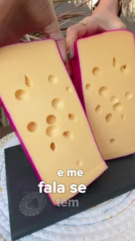 🌟 Queijo Gouda  Uma joia de Ingai-MG, maturado por 3 meses, esse queijo impressiona com sua textura macia, sabor suave e levemente adocicado.  A casca rosada, feita com corante natural (urucum ou cochinilha), protege contra fungos e bactérias e guarda por dentro um queijo cheio de olhaduras deliciosas. Um espetáculo mineiro que conquista no olhar e no paladar! Acesse nosso site  www.queijariaromeuejulieta.com.br  Enviamos para todo Brasil 🇧🇷📦💛 #queijariaromeuejulieta #queijogouda #minasgerais #pocosdecaldasmg 