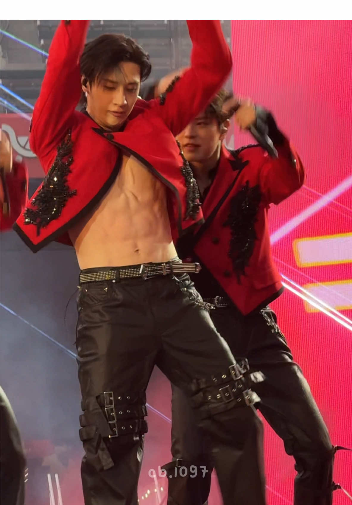 this jacket… 👁️🫦👁️ #bangchan #straykids #dominate #skz #stay #straykidsstay #kpop 