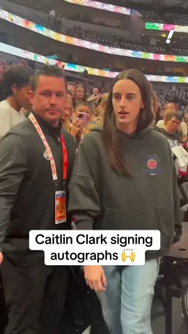 Caitlin Clark circled half of the arena signing autographs even though she is out for Fever-Wings 👏 #WNBA #wbb #basketball #dallas #indiana #paigebueckers #caitlinclark #indianafever #dallaswings 