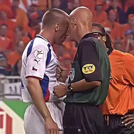 Pierluigi Collina não era jogador, mas dominava o jogo como poucos. Foi o árbitro mais respeitado que o futebol já viu. Comandava partidas decisivas, encarava os maiores craques do mundo… e ninguém ousava desafiar. Quando ele apitava, a ordem era clara: respeito absoluto.#pierluigicollina #footballtiktok #nostalgia #foryou 