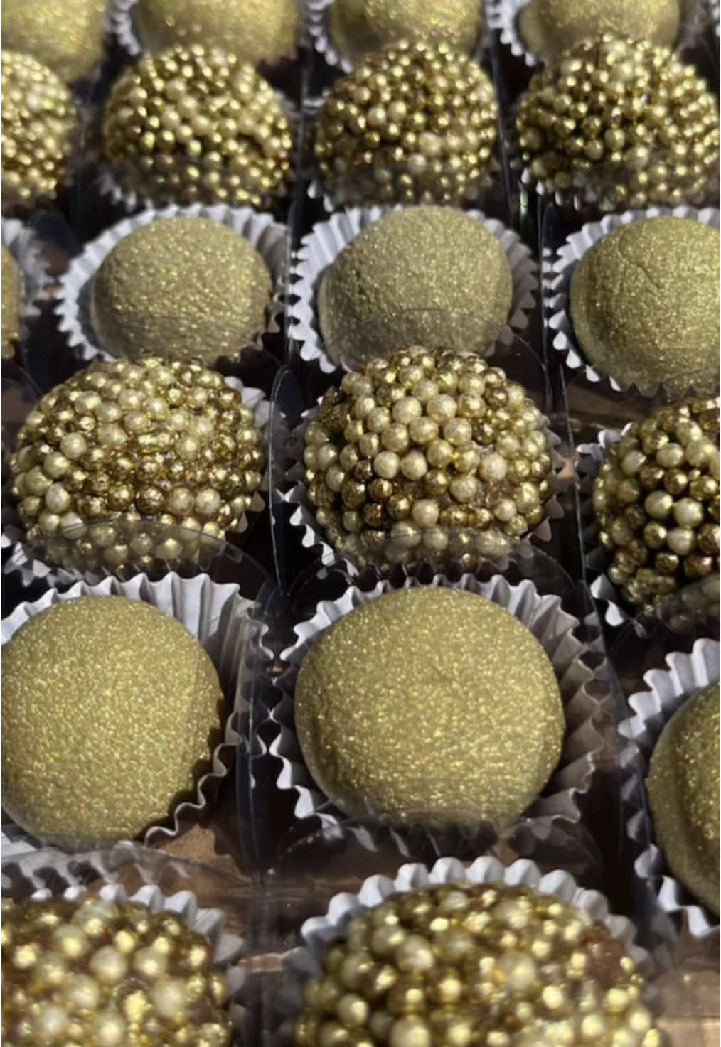 Um pouco das encomendas de hoje ✨✨✨ #docinho #docinhos #docinhosdefesta #docinhospersonalizados #brigadeirodourado #fo #foryoupage 