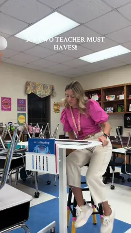 Two things I couldn’t live without in the classroom— this standing desk and the organizer that goes with it!! 🙌🏻🤩 #fypシ #teacher #teacherlife #teacheronbreak #teachertok #elementary #teachermusthaves #teachertip #firstyearteacher 