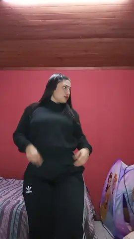 Casi me caigo al final 🤣 #greenscreen #fyp #parati #girls #lyrics 
