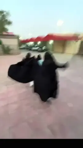 صار يجري وراها ويلحقها !😰@almas 