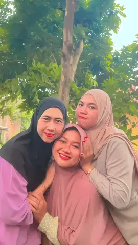 Ide pose bareng BestieNyet 🐒🙊🙉🙈@Selvy saef mpie @viemay15 @hantaran.hany__  #friends #bestfriend #bestiegoals #trendbestie #trendmonyet #kontenhiburan #videolucu #fypシ゚viral #fypシ #fyppppppppppppppppppppppp 