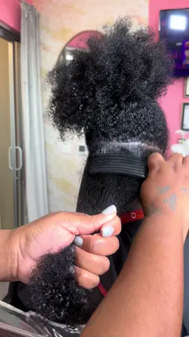 A lot of people see me using products on the wet hair and would ask me what he protectants am I using… my leaving conditioners are my heat protectants. 😊 Always remember your heat protectant does not have to say “heat protectant” really big for it to be a protectant.. Most of the time products that says heat protectant on the front are just oil sprays and honestly you’re frying your hair not protecting it from heat. 🫣 in the video I’m using @@amikaleave ins. 🤍 ##curls##heatlesscurls##Silk##Blowout