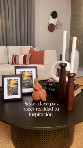 Así luce una sala que invita a quedarse.  Armonía, calidez y accesorios que hacen la diferencia en cada rincón.  Inspírate y transforma tu espacio en un lugar que se siente como hogar. ✨ Encuentra todo para tu sala en tiendas, app y deprati.com