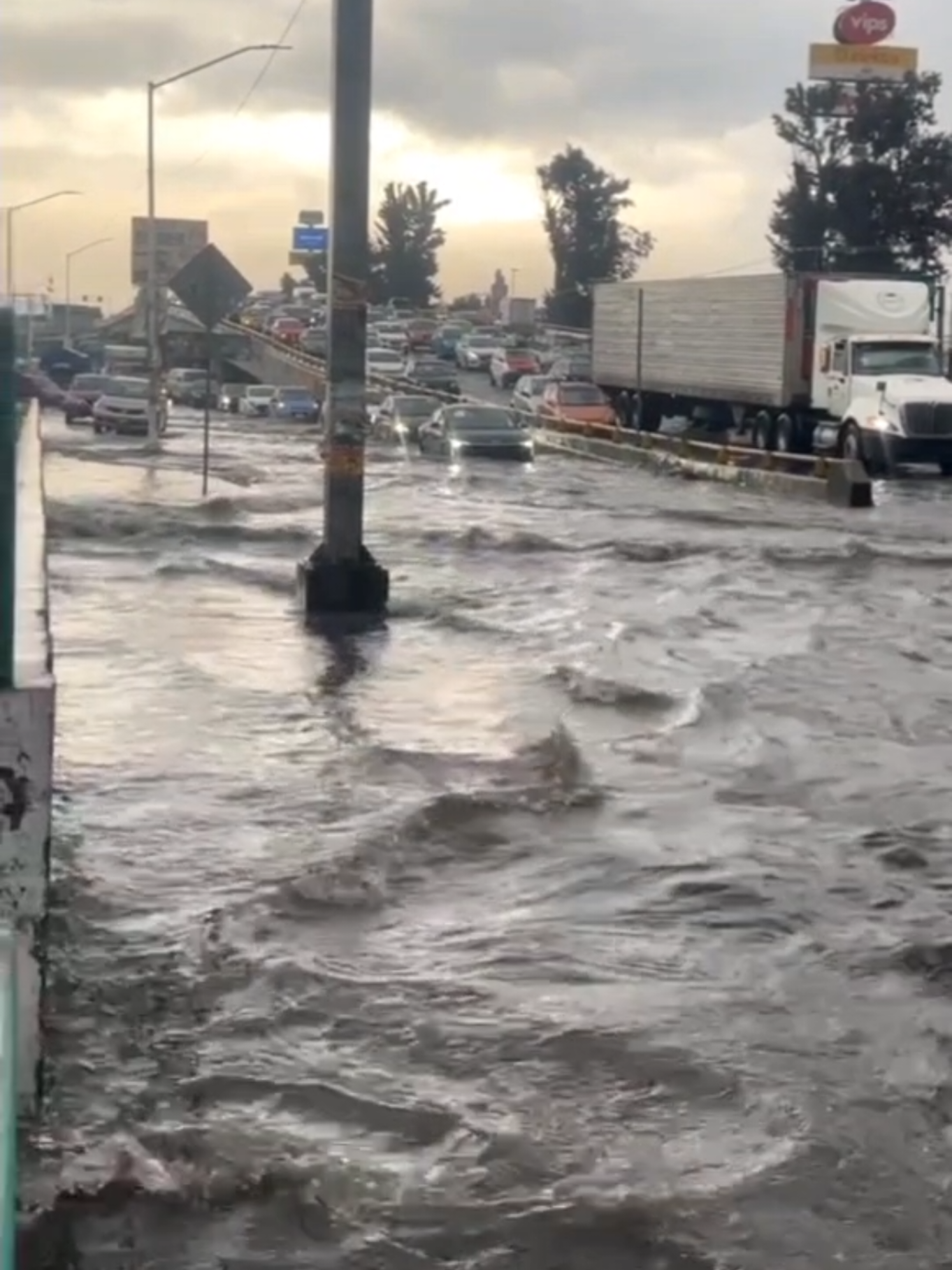 Así se encuentra en estos momentos la carretera federal a Ixtapaluca, el cortijo, sendero y algunas unidades habitaciones, el tráfico a vuelta de rueda.  Tome vías alternas. #ixtapaluca #EdoMex #lluvias #inundacion 