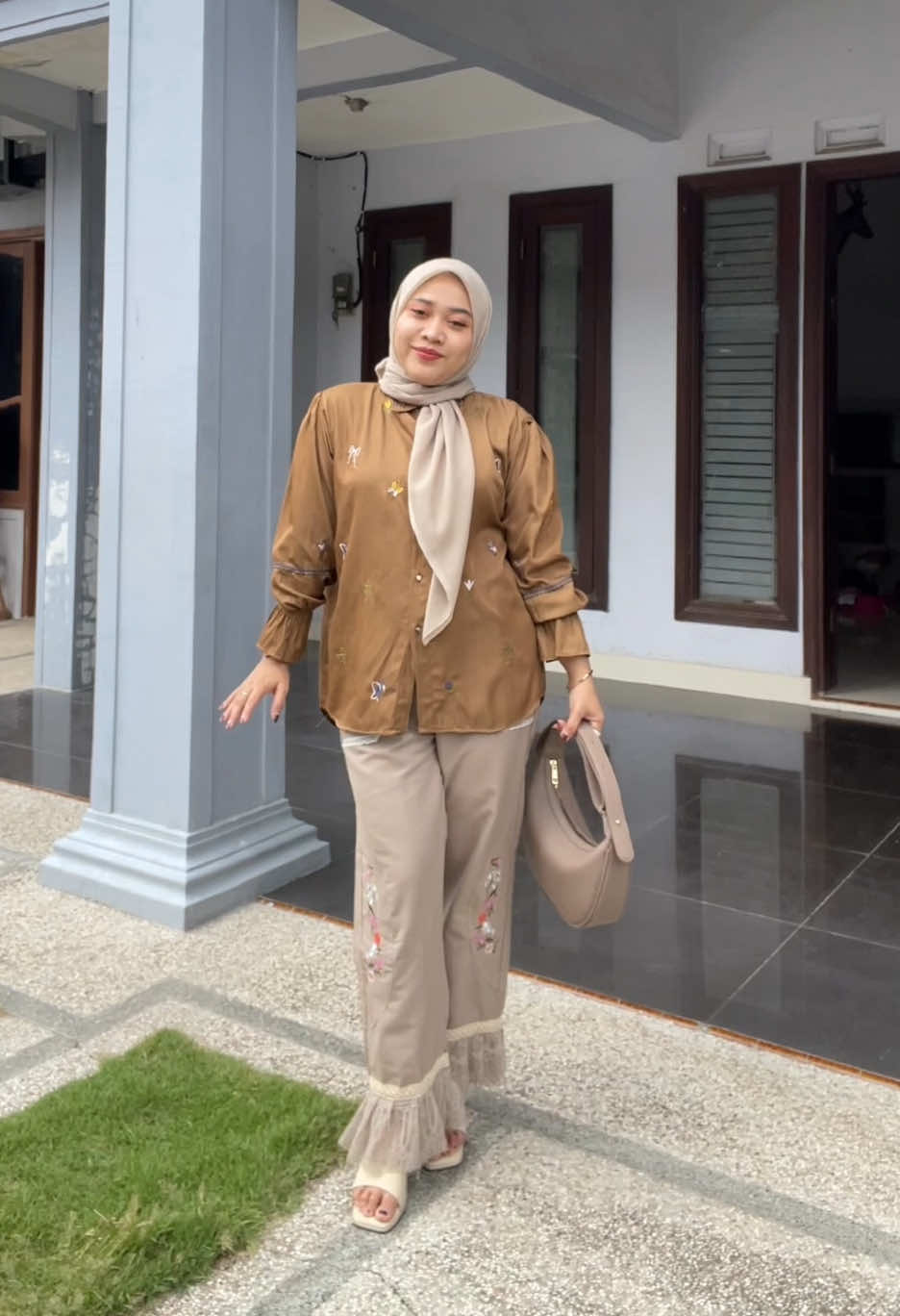 Sumpah ini jadi koleksi celana ter lucu yang aku punya sih🥰🤏🏻 detail bordirnya lucu ini sih lebih cakep aslinya daripada di gambar 😋🤭  #celanawanitamurah #celanabordir #celana #lucu #gemas #foryou 