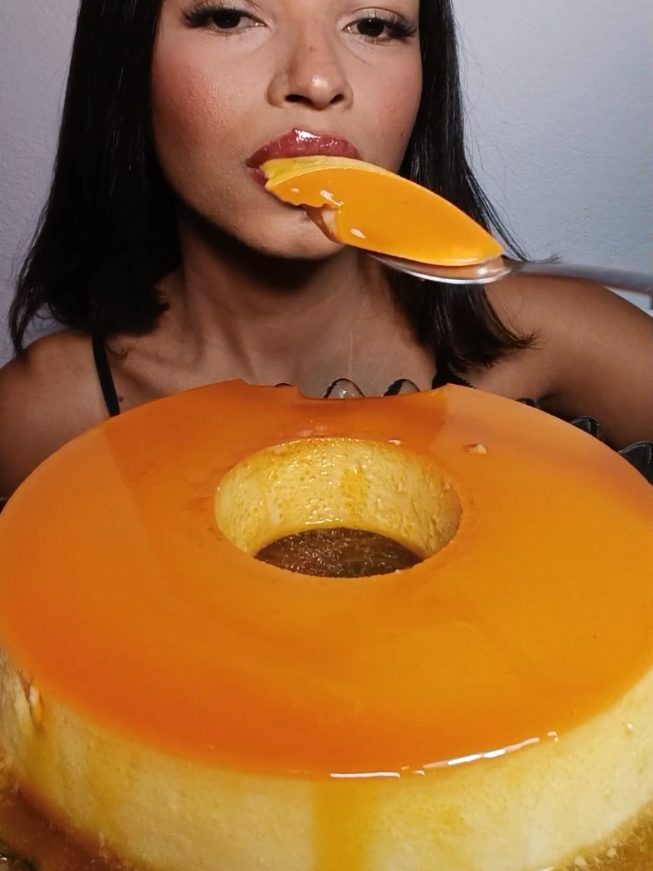 Vem comer um pedacin  de pudim comigo ?? 😋#asmr #pudim #asmrmukbang #doce #asmrcomida 