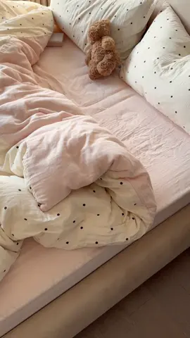 Hey y’all! This Double-layer gauze bedding is so good. The fabric? Super soft and breathable—feels like sleeping in a cloud. Those cute polka dots? They spruce up my bedroom in a sec. And the double - layer design? Durable AND cozy. Since I started using it, my sleep’s been next - level. Trust me, once you try it, you’ll be hooked!#Home#cozy#Lifestyle#bedding#bedroomdecor#homesweethome#sleeproutine#linenfashion#CozyBedroom