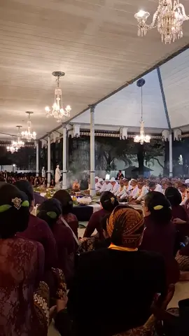 Mangayubagya mapag warsa enggal. Malam 1 Suro Warsa Dal 1959 bertepatan dengan 29 besar 1958 (Kalender Jawa) dan 30 Dzulhijah 1446 Hijriyah (Kalender Islam). #kirab #kirabsolo #malamsuro #kratonsolo #kratonsurakartahadiningrat 