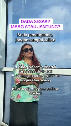 Kenali perbedaan sesak karena maag atau masalah jantung. Supaya nggak salah tangani! 📌 1. Sesak karena maag (GERD) Biasanya terasa seperti dada terbakar (heartburn). Dipicu makanan asam, pedas, kopi, atau makan terlalu malam. Muncul setelah makan & membaik setelah minum antasida. 📌 2. Sesak karena jantung (angina) Terasa ditekan di dada, bisa menjalar ke lengan kiri, leher, atau punggung. Muncul saat aktivitas berat, membaik setelah istirahat. Bisa disertai mual, keringat dingin, dan rasa takut berlebihan. 📌 3. Tanda penting lainnya Maag lebih ke pencernaan (sendawa, mual). Masalah jantung lebih sistemik (lelah, pusing, sesak mendadak). Kalau keluhan makin sering, sebaiknya cek EKG atau rekam jantung. 💡 Dengarkan sinyal tubuh. Lebih baik cek lebih awal daripada terlambat. Yuk, share info ini ke keluarga atau teman yang sering alami dada sesak. Referensi: 	•	Alodokter: https://www.alodokter.com/perbedaan-sesak-nafas-karena-maag-dan-jantung 	•	KlikDokter: https://www.klikdokter.com/info-sehat/read/3666022/sering-sesak-napas-ini-cara-membedakan-karena-jantung-atau-maag 