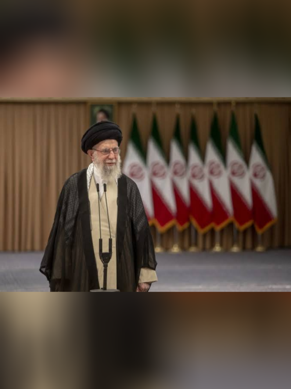 Ayatollah Ali Khamenei adalah Pemimpin Tertinggi Iran sejak tahun 1989. Sosok berpengaruh dalam politik dan keagamaan, beliau memainkan peran penting dalam arah kebijakan negara. Simbol kekuatan, tradisi, dan ideologi revolusi Iran 🇮🇷 📌 Dikenal sebagai penerus Ayatollah Khomeini, pemimpin revolusi Iran 1979. #Iran #AyatollahKhamenei #PemimpinIran #PolitikDunia #TokohIslam #IranUpdate #SejarahIslam #MiddleEastPolitics #PemimpinDunia #FaktaDunia