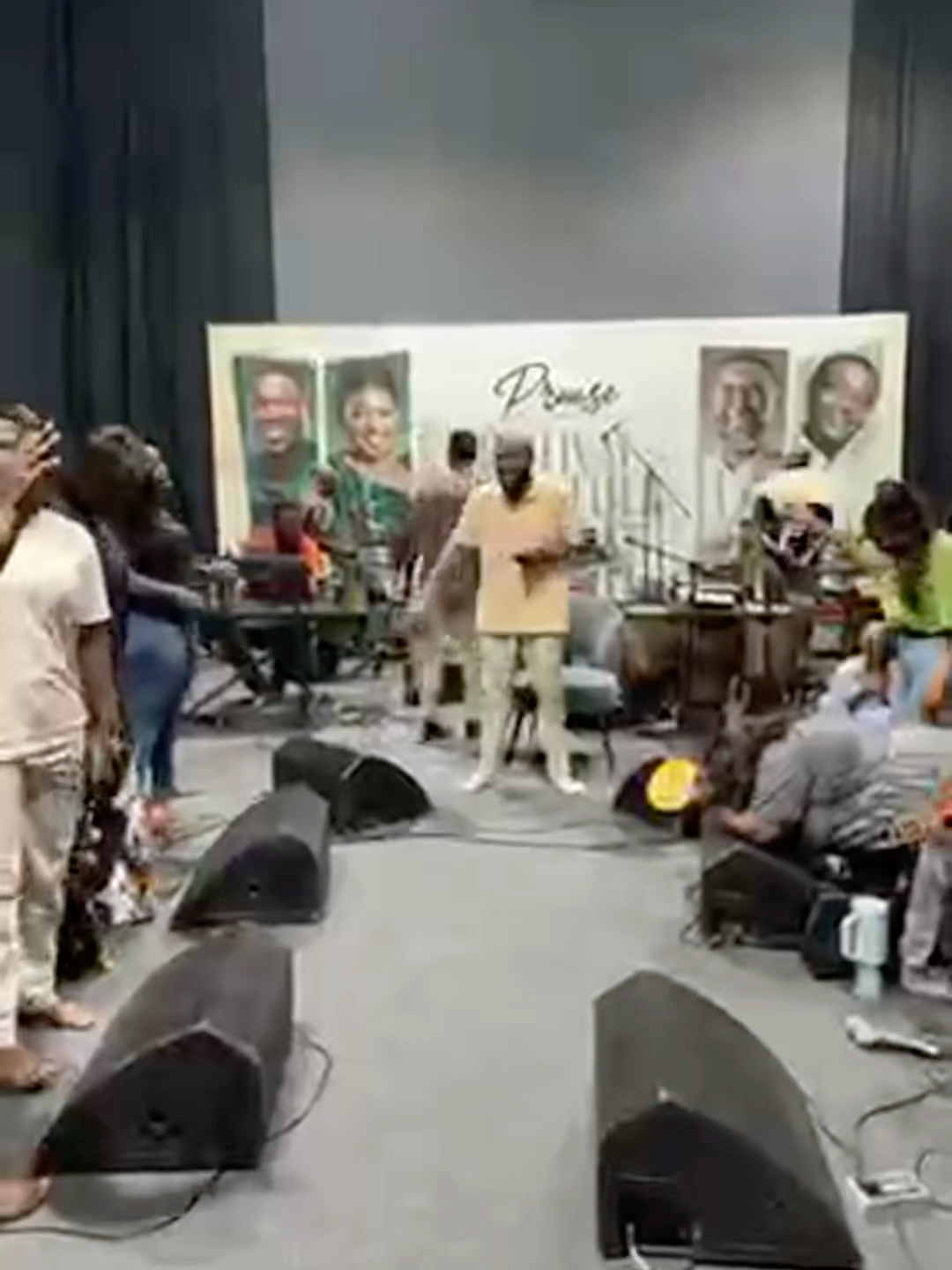 Watch till the end — this one will bless you. Because praise never comes back from the battlefield defeated. Even in the struggle, even in the storm — praise wins. God richly bless you @joemettle_ for this great honour to serve. #worship #ChristianTikTok #christianity #ghanatiktokers🇬🇭🇬🇭🇬🇭 #nigeriantiktok🇳🇬 #Faith #praise #bernardyeboahtwumasi #praiseandworship #videoviral #fyp #ghana #christianworship #twisong🇬🇭🇬🇭🎶 #twiworship #Jesus #PowerInTheName #Worship #praisereloaded #joemettle