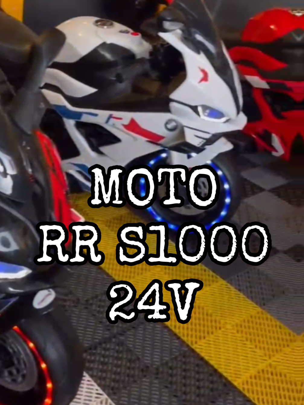 🔥 As super motos elétricas RR S1000 chegaram com tudo na Kids Cars Brasil. ⚡️ Modelo 24v nas cores preta, branca e vermelha – pura atitude e estilo pra criançada acelerar de verdade! 📦 Disponíveis na loja com entrega para todo o Brasil! 🚀 Garanta já a sua e deixe seu mini piloto viver essa aventura! Chama o Tio dos Carrin 📩  #MotoElétricaInfantil #RRs1000 #PilotoMirim #kidscars #moto #EntregaNacional #MotosInfantis #InfânciaRadical 