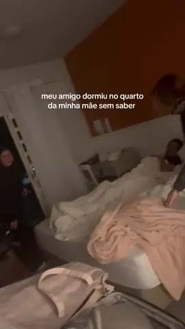 fingindo que ele dormiu c ela KKKKK