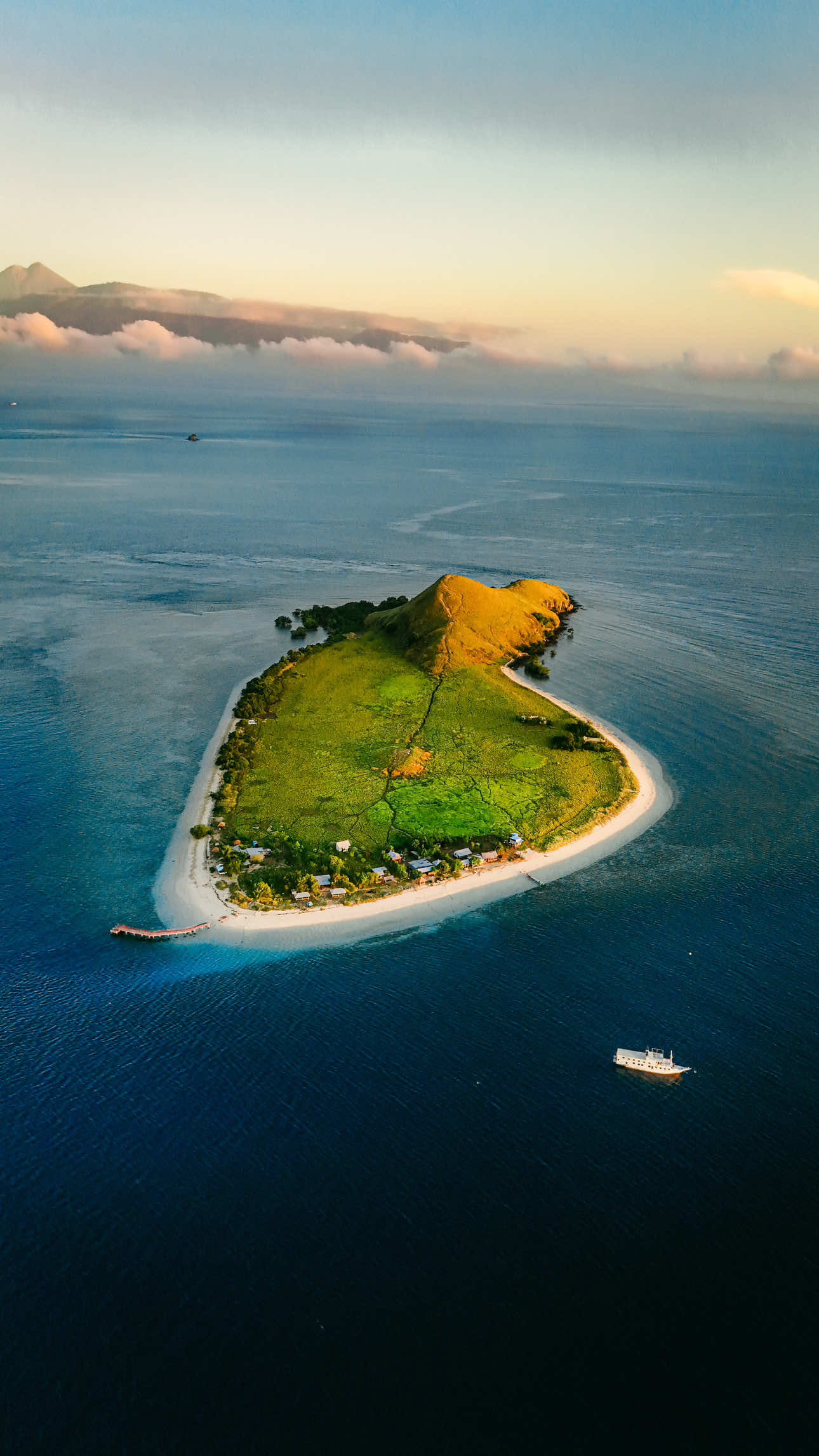 Ketika Gunung, Laut, Pantai, Sabana bercampur menjadi satu 🥹 Pulau Kenawa 🇮🇩 #kenawa #sumba #folkscenery #folkindonesia #dji #indonesia_photography #wonderful_places 