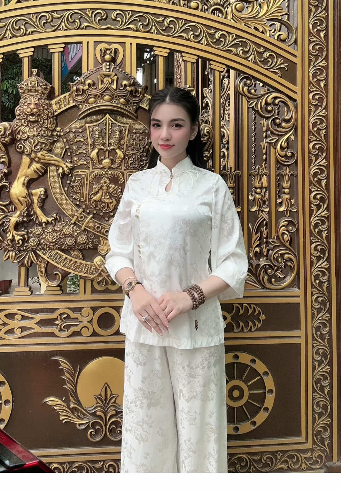 Hoa nếm nhiều mưa nắng  Nên nghiêng mình tỏa hương  Người bằng lòng buông xuống Chắc đã thấm vô thường.