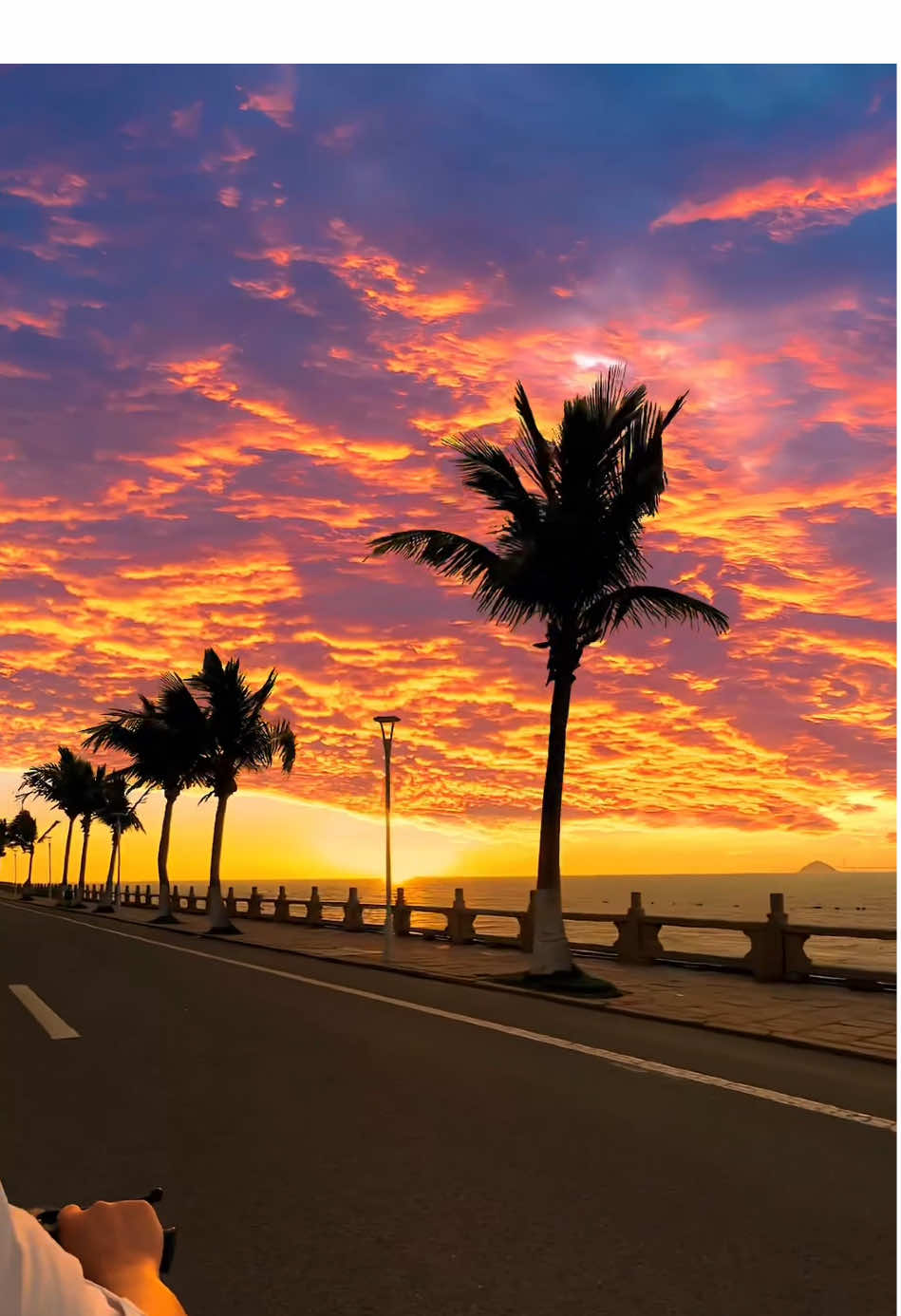 The sunset glow by the seaside in the evening is so beautiful.#sunset #fyp 