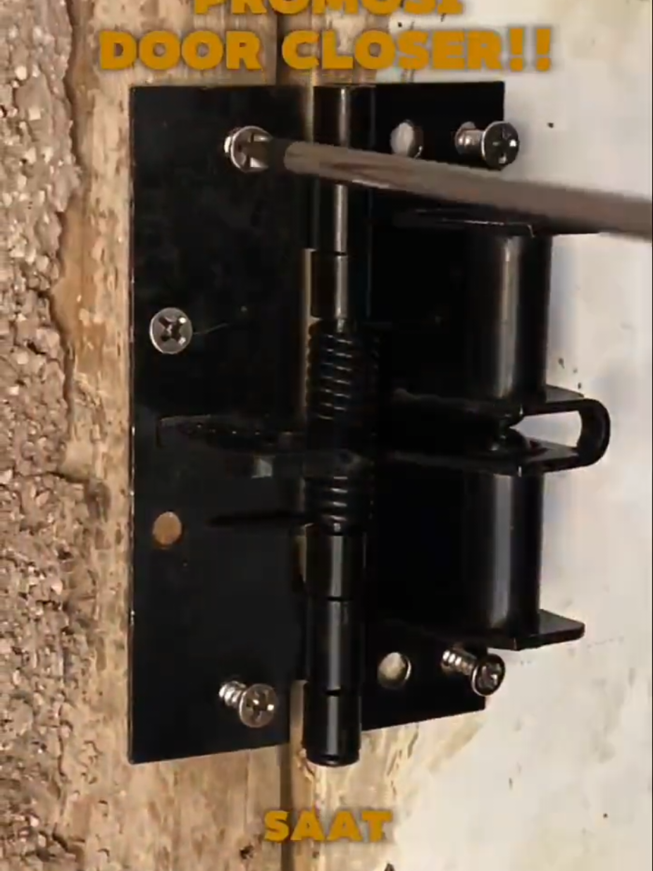 Pasangkan pintu rumah dengan bantal gantungan spring penghentian pintu automatik seperti ini. Pintu akan menutup secara automatik apabila kamu keluar rumah. Ia mudah digunakan dan amat berguna#foryou #fyp 