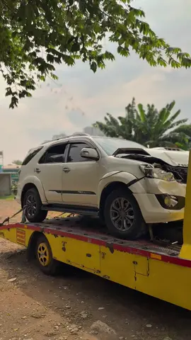 Mobil di syg” malah di tabrakin sama customer 😭 ya allah, mau emosi tapi gimana 🥹 #rentalmobilmurah #fortuner #vnt #cumidarat 