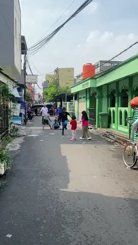 Di sela-sela perjalanan Bang Lukman melihat anak-anak sedang bermain permaianan tradisional engklek. Bang Lukman merasa terharu sekaligus teringat masa masa kecilnya. Bang Lukman merasa bangga kepada anak anak yang masih melestarikan permaiann tradisional daaripada permaian game digadget. #banglukmanpilihanrakyat  #banglukman  #dprdjakarta  #jakartabersuara @Banglukman 