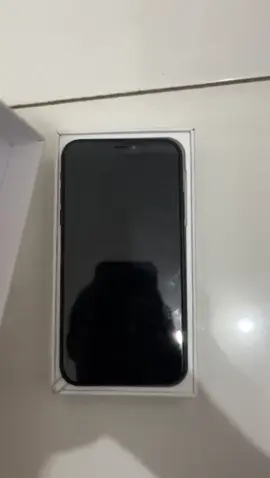 ada yg minat iphone xr ? baru dipake sebulan , semua aman no minus batrey 97% , cas nya ori 2jt bisa dm yah