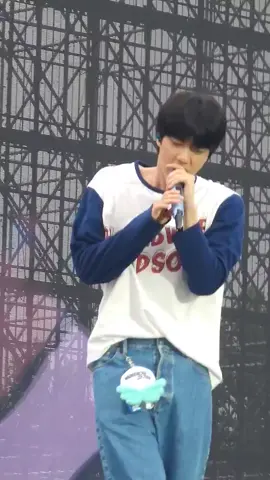 siapapun tolong tendang aku ke Korea sekarang 😭😭 #bts #army #jin #seokjin #runseokjin_eptour 
