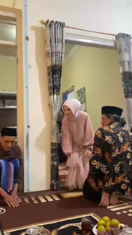 Finally aku datang kerumahmu membawa kluarga besarku untuk menepati janjiku yaitu “Melamarmu”🥹💍♥️ @liarhm #lamaran #lamaranmoment #engagement #lamarannikah #lamaransederhana #cincinlamaran 