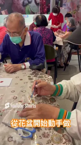 【手作掛畫‧樂活時光】🎨   長輩們用巧手創造獨特掛畫，每一筆都是快樂的印記！活動不僅激發創意，更讓長者們充滿成就感，笑容滿載💖。   歡迎加入我們的樂齡行列，一起動手玩藝術，享受溫馨歡聚時光！✨   #手作樂趣 #銀髮藝術  #幸福晚年  