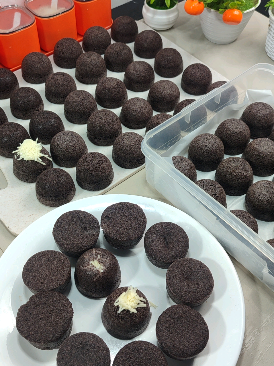 Bikin kue yang lagi VIRAL versi mini tanpa di potong potong, jadi rebutan ibu arisan Bahan bahan: 4 butir telur 125 gr gula pasir (8 sdm)  1/4 sdt vanili 1 sdt sp 200 gram tepung ketan hitam 1 saset santan instan 65 ml 100 ml minyak goreng (1/2 gelas)  1 resep jadi 32-33 bolu ketan keju lumer cetakan kue talam yang besar #viral #olahantepungketan #imahmuslimah #idejualan #boluketan #kejulumer #boluketankejulumer #viralbanget #fyp  #cetakankuetalam #kuetalam