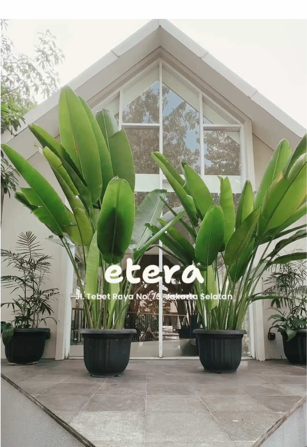 ETERA ☕️ @House of Etera  📍Jl. Tebet Raya No. 73, Jakarta Selatan ⏰ Mon-Fri: 10AM-11PM, Sat-Sun: 8AM-11PM Keseruan dateng ke open house nya Etera, bar takeover by @ulfauljanah dan special menunya nggak ada yg gagal. Ada juga cupping session by @sakhacoffeeroastery dengan local bean yg variatif. Can’t wait for the next event!  Save for your hopping agenda in Tebet area! — #explorecoffeeshop #coffeeshopjakarta #etera #houseofetera #tebet 