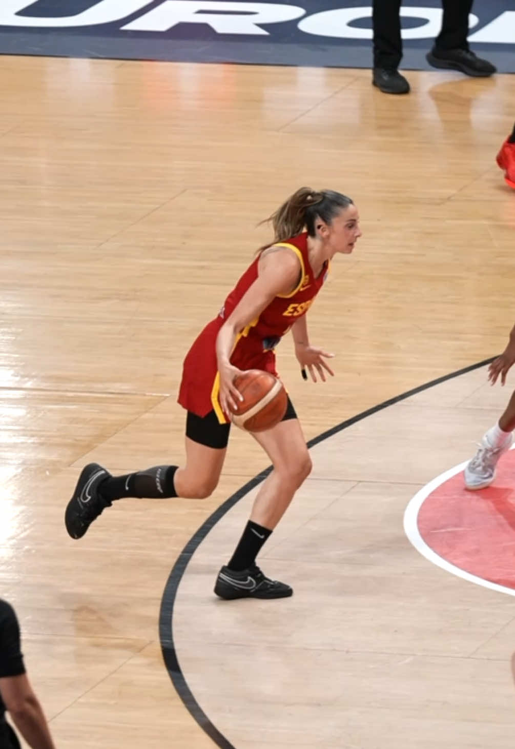 Chef Mariona 👩‍🍳 #EuroBasketWomen x #DareToDream #handles #wild #basketball #bucket #womensbasketball #marionaortiz @Baloncesto España @Casademont Zaragoza 