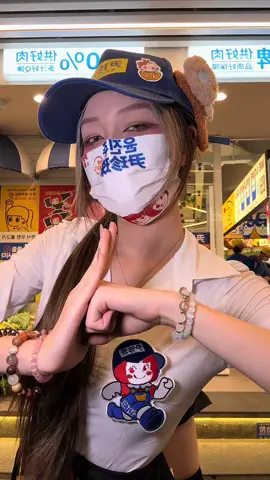 谁的力度可以一拳打穿天花板#6V摇 #卡点舞#我在岗位上#大展phonk图挑战  #潮流舞蹈大赛