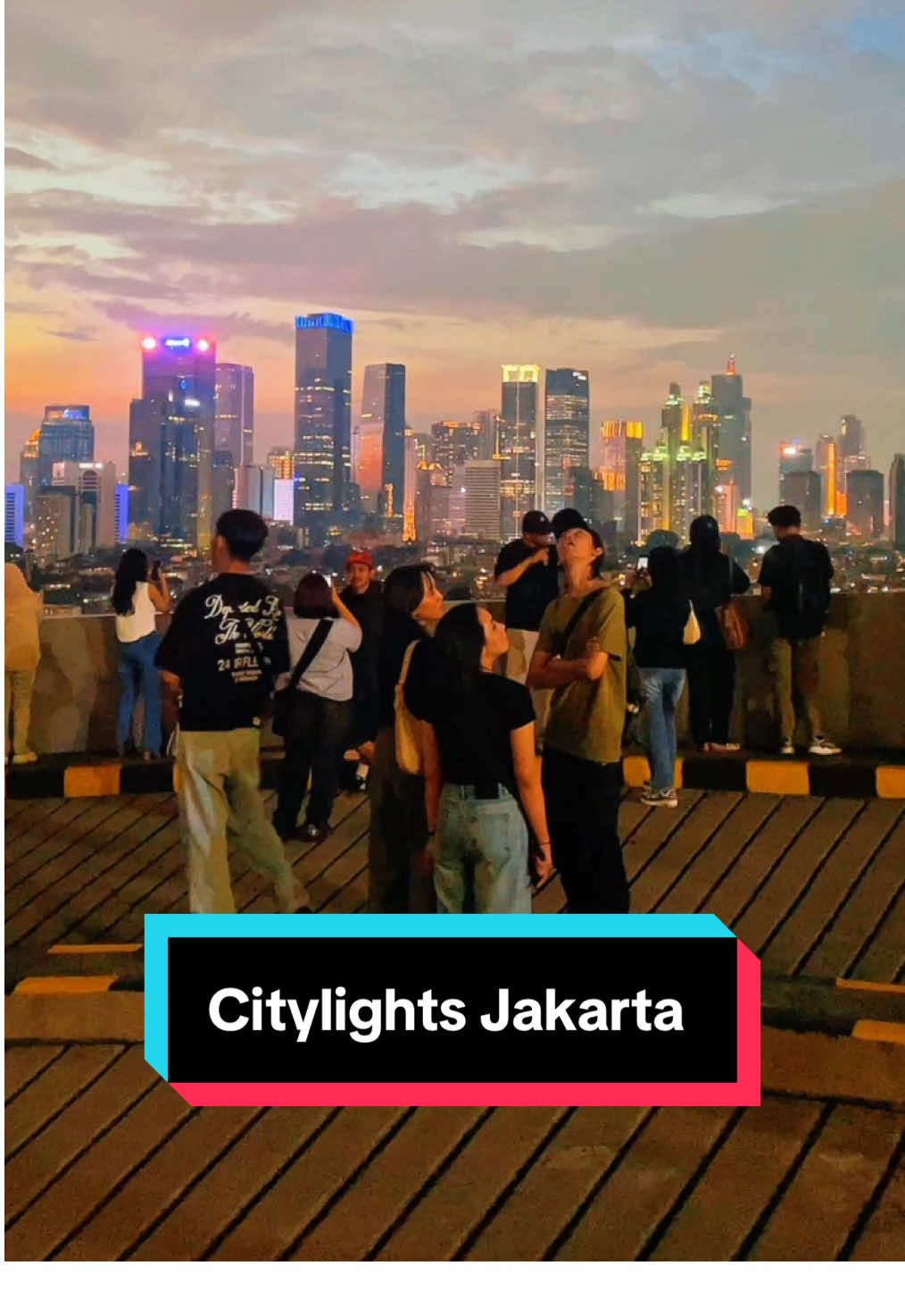 Kuningan City View | Jakarta Seltan  • • • #jakarta #citylightsjakarta #jakartacityview #tanjakan13 #kuningancity #senja #sunset #malamminggu 