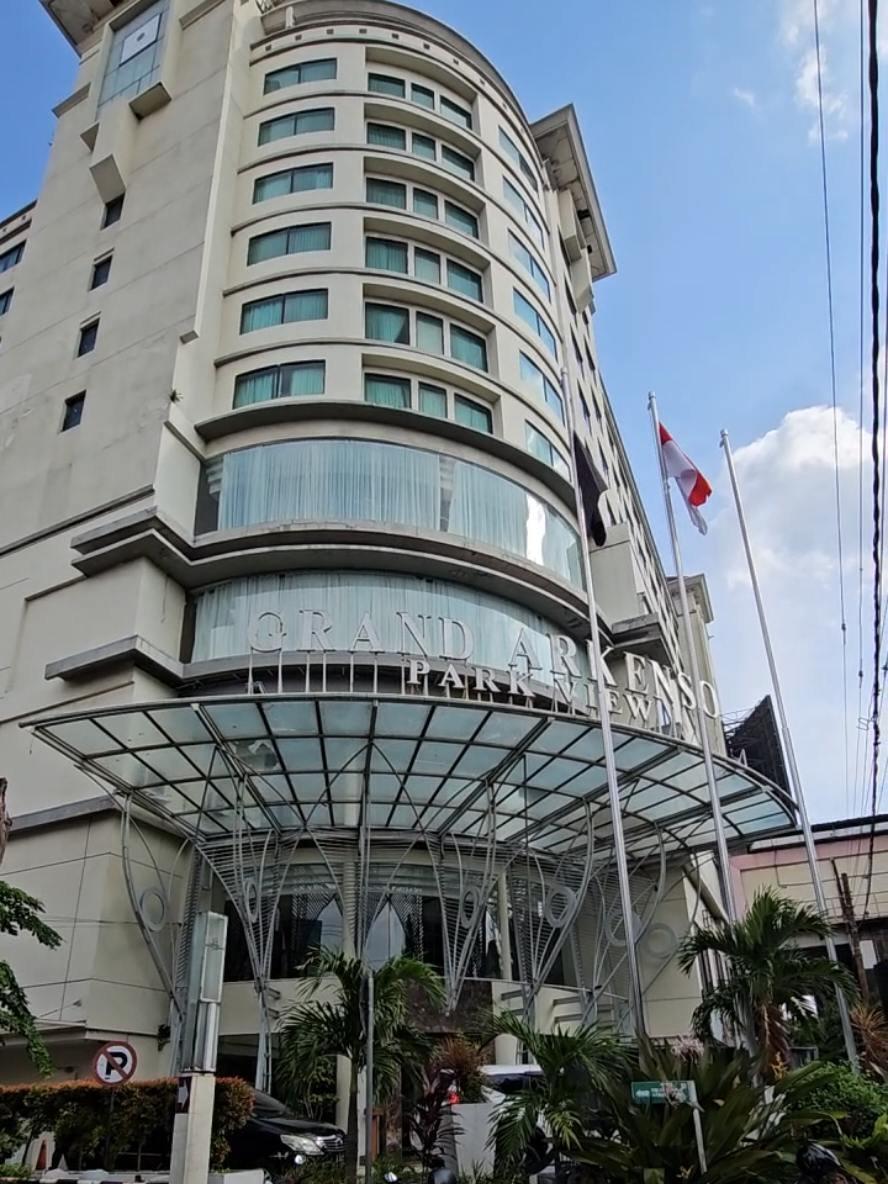 GRAND ARKENSO PARK VIEW HOTEL SEMARANG hotel bintang ⭐️⭐️⭐️⭐️ yg terletak strategis disimpanglima pusat kota memiliki fasilitas kolam renang rooftop,gym,spa,restoran,bar,ruangmeeting,ballrom.setiap kamar dilengkapi ac,tv,minibar,brankas,bathtub cocok untuk liburan keluarga#tiktokgoschoolholidayfest #grandarkensoparkview #grandarkensosemarang #hotelsemarang 