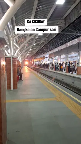 KA Cikuray sekarang malah tambah unik! rangkaiannya campur sari baik dari jenis kereta ataupun dari kepemilikan depo keretanya😄   #kacikuray #kereta #keretaapi  #keretaapiindonesia #stasiunpasarsenen #stasiunbandung #stasiun #stasiunkiaracondong #stasiuncibatu #stasiungarut #kai121 #kai121_ #prama #cc206 #keretapremium #newimage #keretaekonomi #bandung #bandunghits #jakarta #garut #garutpride #garutjawabarat #infogarut #jelajahgarut #railfans #railfansindonesia #fyp #fypシ 