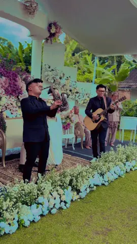 Moment Kirab pengantin saat pemadaman listrik daerah 🥹 terimakasih yang sudah bantu nyanyi.  #saxophone #kirabpengantin #wedding #weddingentrance #kirabsaxophone 