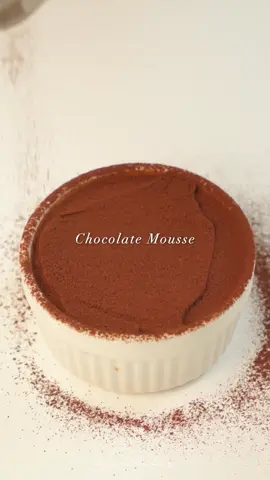 🍫 CHOCOLATE MOUSSE (2 INGREDIENTS) - ง่ายแบบ100/10! มูสช็อกโกแลตแบบมือใหม่ยังรอดอ่ะ ✨วัตถุดิบ✨ ดาร์กช็อกโกแลต: 100 กรัม น้ำร้อน (65C-85C): 90 มล. 🧑‍🍳 วิธีทำ: 1. ละลายก่อน 	•	เทน้ำเปล่าอุ่นลงช็อกโกแลตทีละนิด แล้วคนให้ละลายจนเนียน 	•	อย่าร้อนเกิน 85°C เดี๋ยวแยกชั้น 2. ปั่นแรง 	•	ใช้เครื่องปั่น/บด → ปั่นระดับ3-4 ~30–45 วินาที 	•	เนื้อจะเริ่มข้น หนึบ ฟู 3. แช่เย็นให้เซ็ต 	•	เทใส่แก้วหรือพิมพ์ → แช่เย็น 4-6 ชม. 	•	เนื้อจะฟูขึ้น เหนียวแน่น เหมือนมูสที่ใช้วิปครีมเลย #kenneisbaking #tiktokfood #tiktokพากิน #มูสช็อคโกแลต 