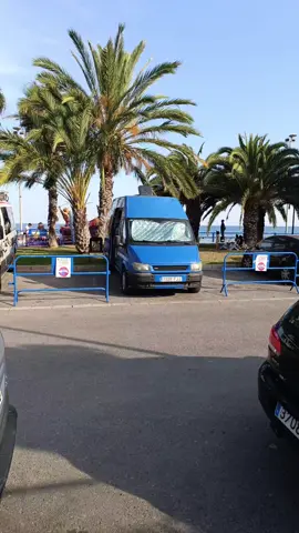 🚐✨ ¿Te imaginas aparcar tu furgo en primera línea de playa, con palmeras dando sombra, césped para sacar las sillas y una de las hogueras de Alicante justo enfrente? 🌴🔥 📍 A solo 10 minutos andando del Ayuntamiento, con mucha presencia policial (seguro y tranquilo) y lo mejor... ¡GRATIS y sin límite de horario! 🕊️ 💬 Si te mola este tipo de sitios donde dormir en furgo gratis, seguros y con vistas brutales, síguenos para más spots como este 👇 🔔 @MiVanTuVan #VanLife #Alicante #Furgoneta #ViajarEnFurgo #ParkingGratis #FurgoLife #EspañaEnFurgo #FogueresAlicante #FurgonetaCamper #mivantuvan#  #FurgoLife #alicante#fogueres#