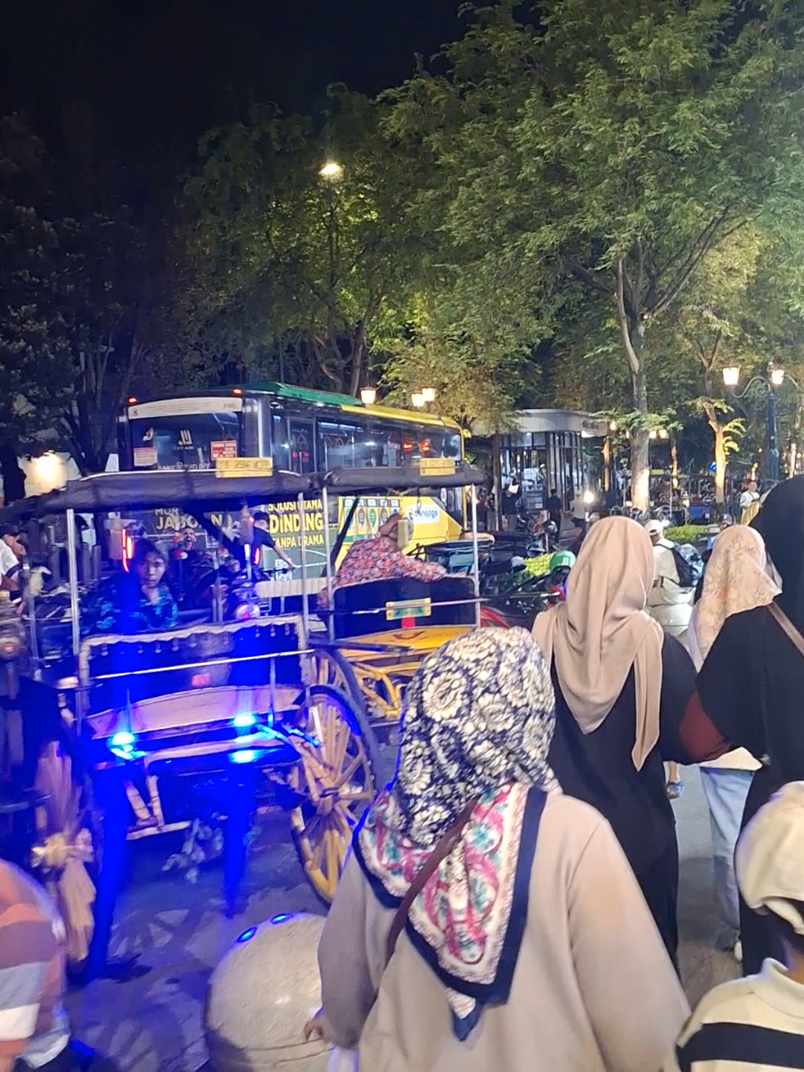 video mentahan malam hari di malioboro #malioboro #jogjaistimewa #jogja #wisatajogja #foryou #berandatiktok #fypage #fyp 