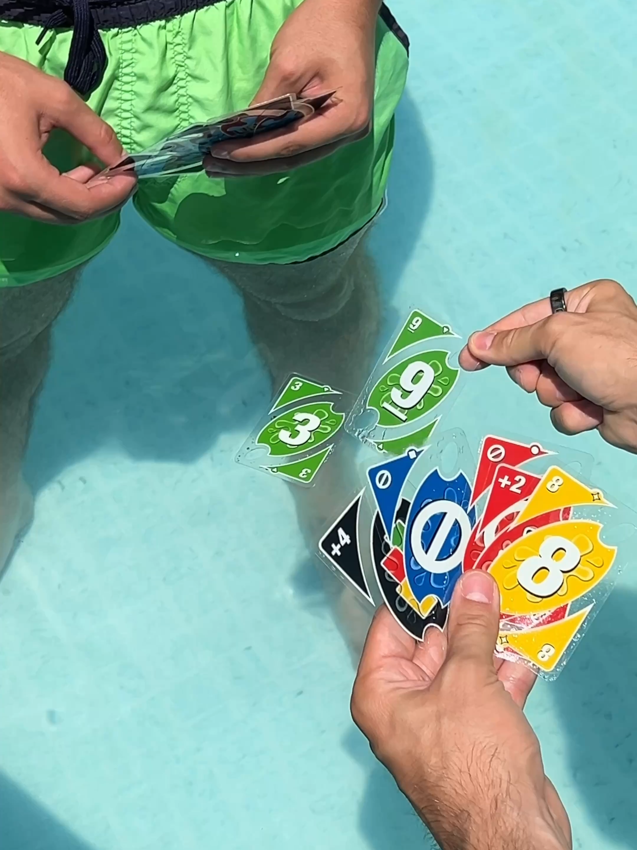 Uno auf dem Wasser spielen