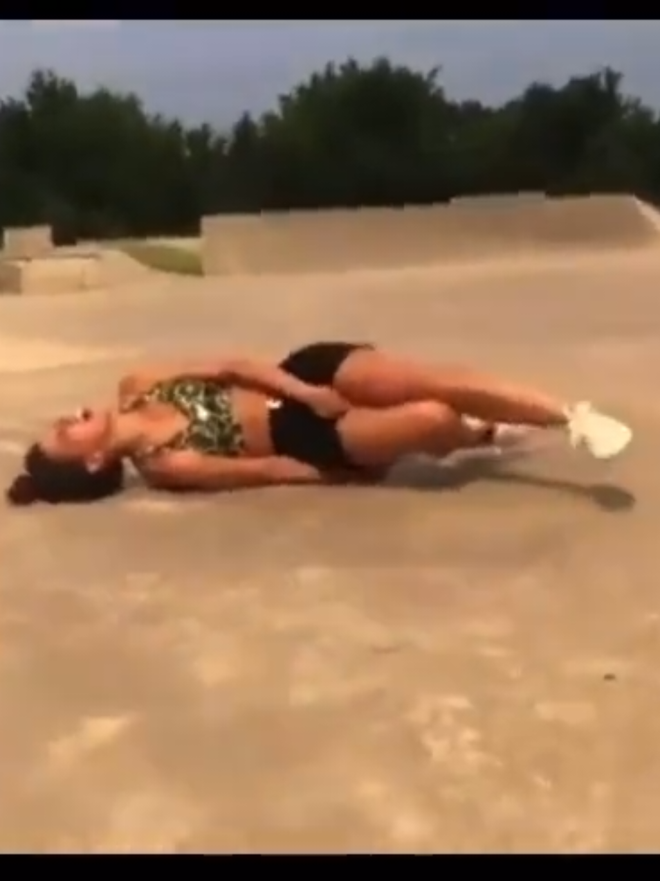 right in the coochie #skate #Skateboarding #skateboard #skategirl #ouch #pain #cuntbust #golpebaixo #girls #clamslam #lowblow #groinshot #crotchshot #cuntpunt #cuntbusting #boxshot 