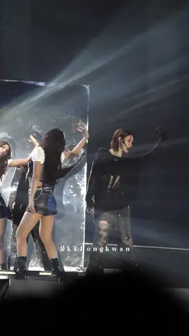 Equally talented.. Equally gorgeous.. SMOKE :: EMI & BONNIE  EMIBONNIE 1ST STAGE Ctto: name at watermark🫡 #BBFanFestD1 #emiamily #beonnnie #emibonnie